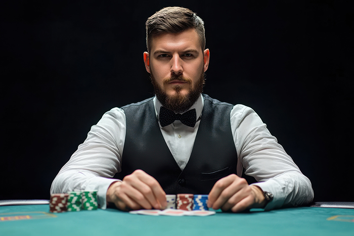 Un croupier dans une partie de poker