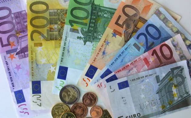 Une liasse de billets en euros : bonne taille pour une bankroll poker ?