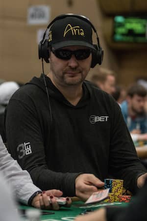 Phil Hellmuth alterne silence et bavardage
