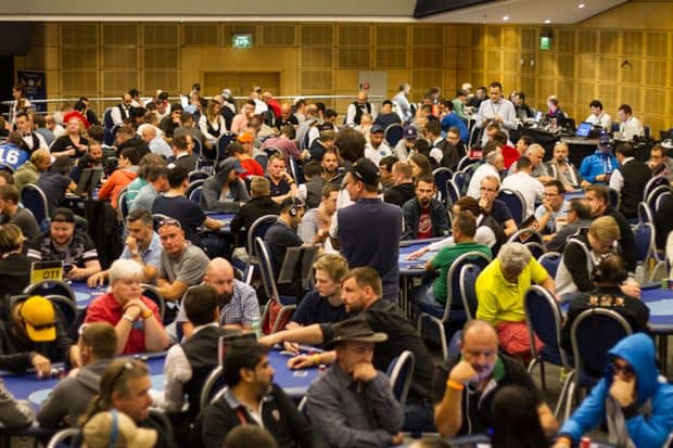 Salle d'un tournoi de poker pleine - agoraphobie et anxiété sociale
