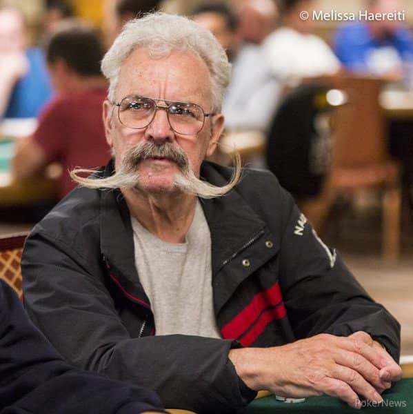 joueur de poker big moustache
