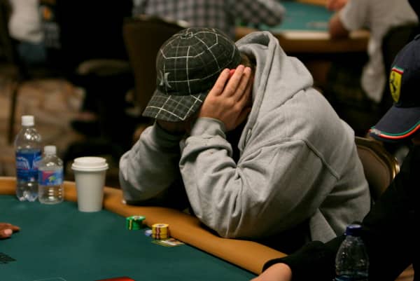 Joueur de poker qui se cache
