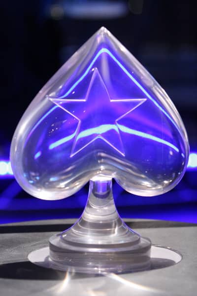 Un trophée à gagner au poker, jeu d'argent et de chance