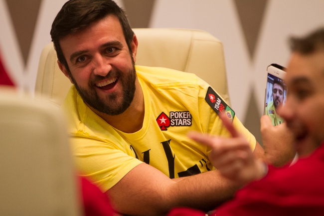 Andre Akkari jouant au poker.