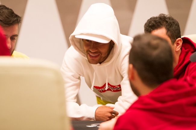 Neymar joue au poker au Barça.