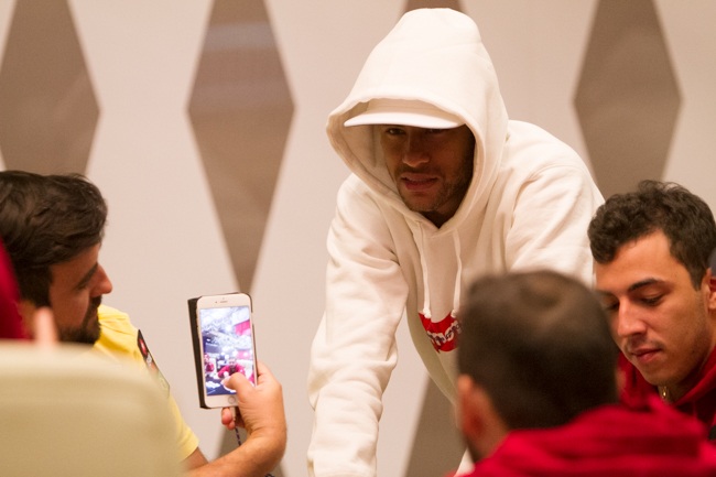 Neymar accoudé à une table de poker.