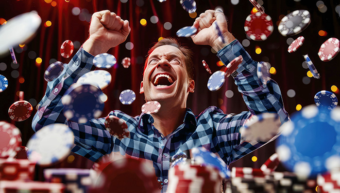 Un homme célèbre une victoire