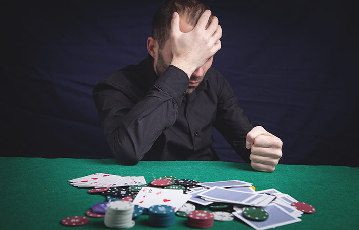 Un joueur de poker frustré