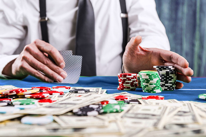 Le joueur joue au poker pour de l'argent