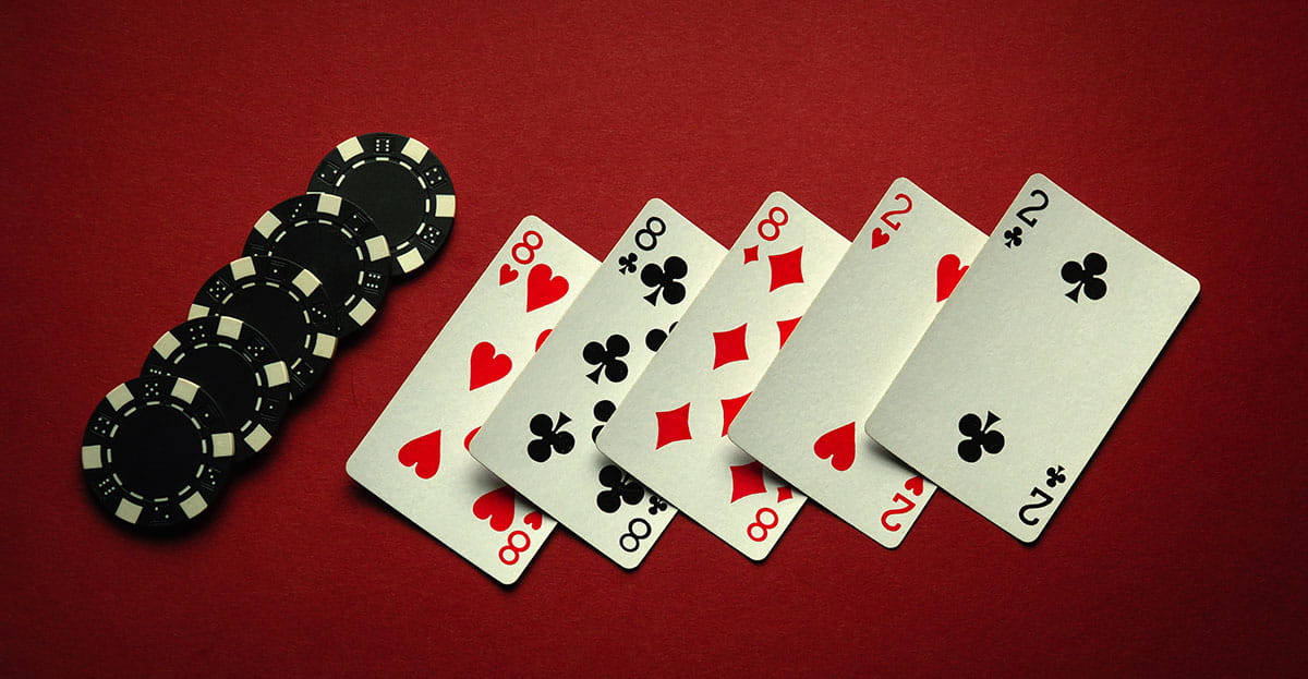 5 cartes et jetons sur la table de poker