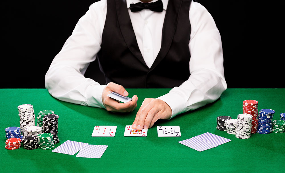 Le croupier distribue les cartes de poker