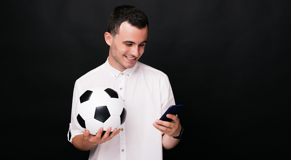 Un homme essaie de choisir la meilleure application