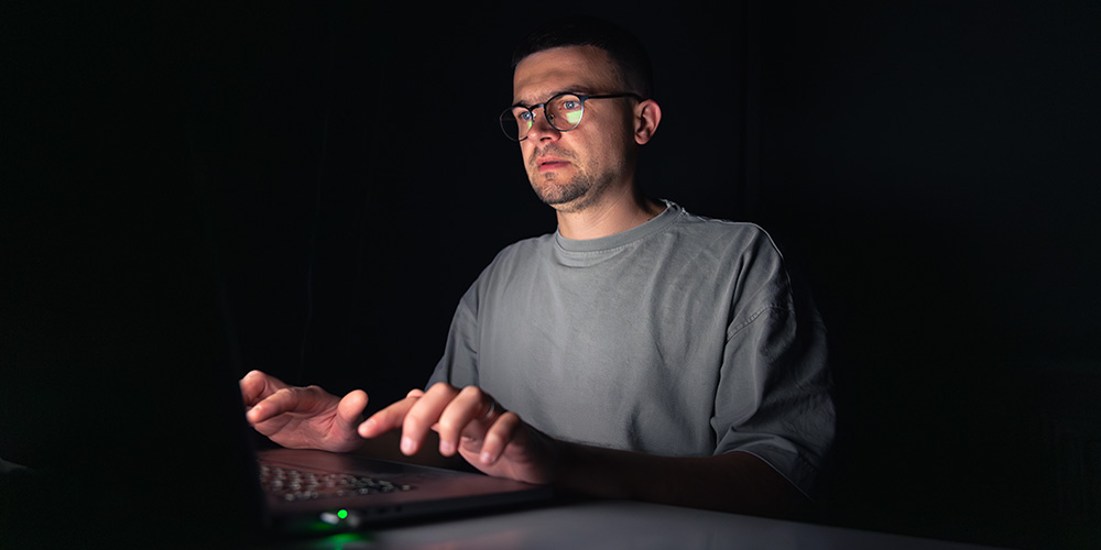 Un homme cherche les meilleurs jeux en ligne gratuits