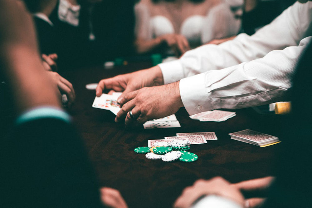 Le croupier distribue les cartes de poker