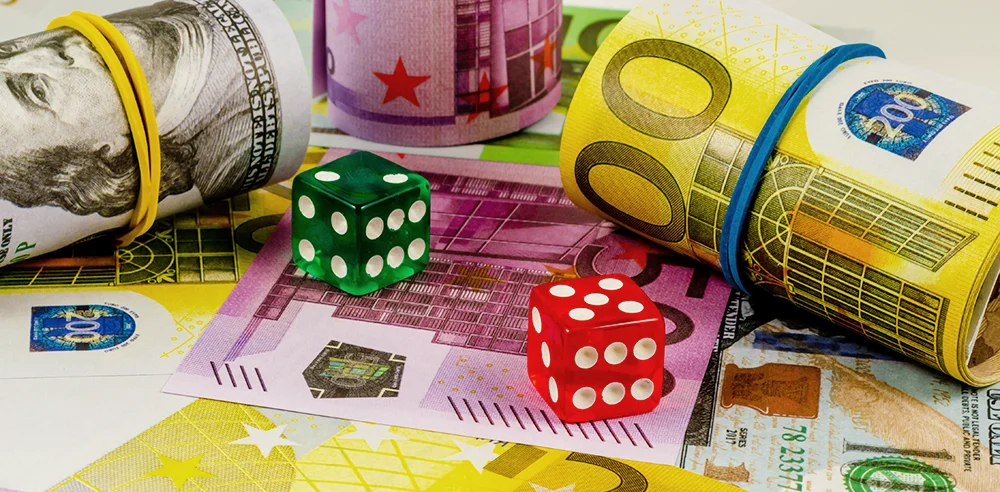 Argent en euros et dés pour le jeu