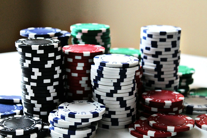 Jetons de poker de différentes valeurs