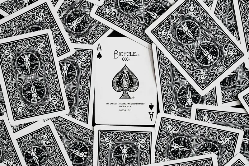 Un jeu de cartes éparpillé