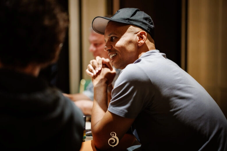 Phill Ivey parle avec son adversaire