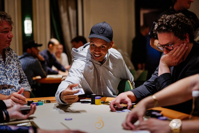 Phill Ivey jette ses cartes de poker