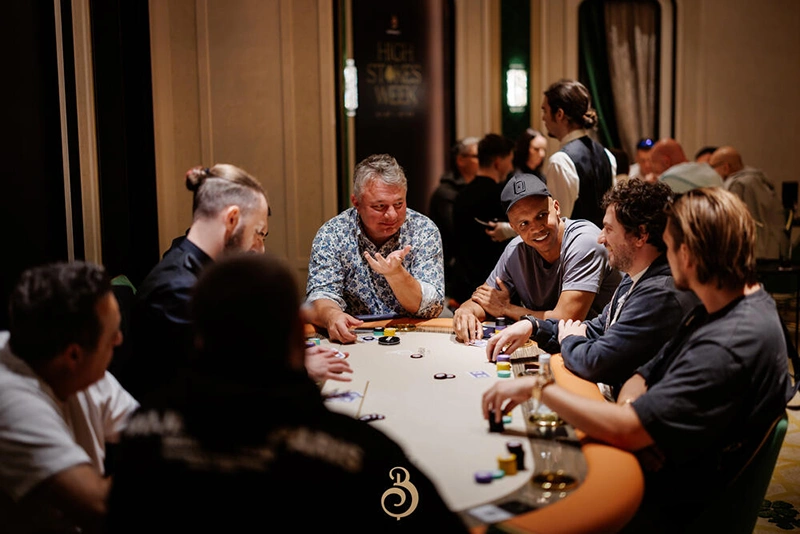 Phill Ivey à la table de poker avec les participants au tournoi