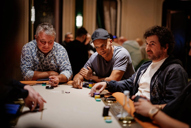 Phill Ivey attend que le croupier distribue les cartes