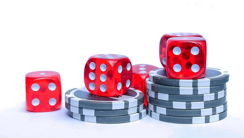 Jetons de poker avec cubes