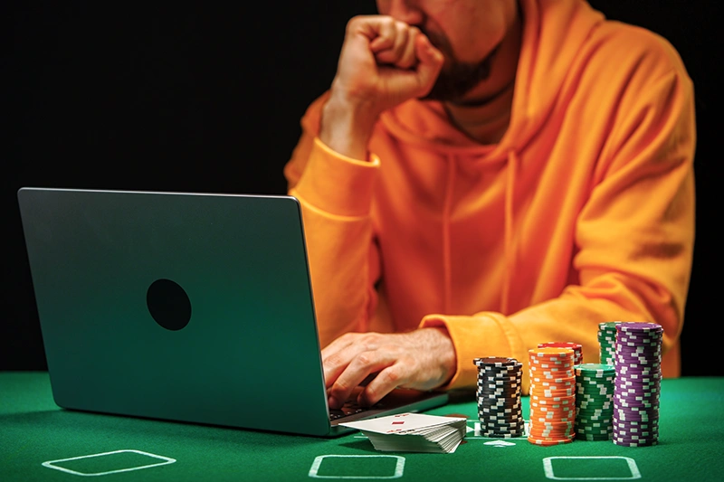 Un homme joue au poker en ligne