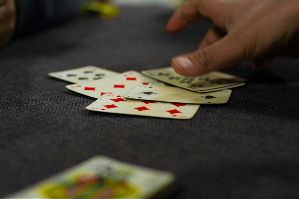 Les cartes étalées sur la table