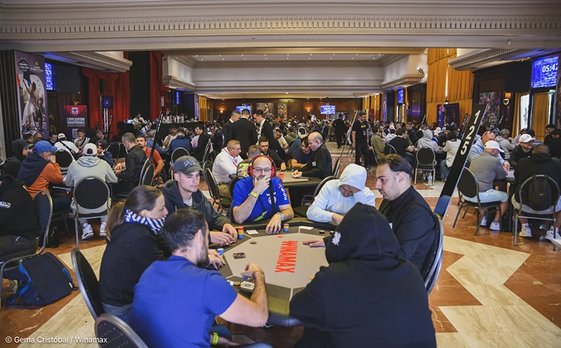 Table avec les joueurs au Casino Grand Cercle