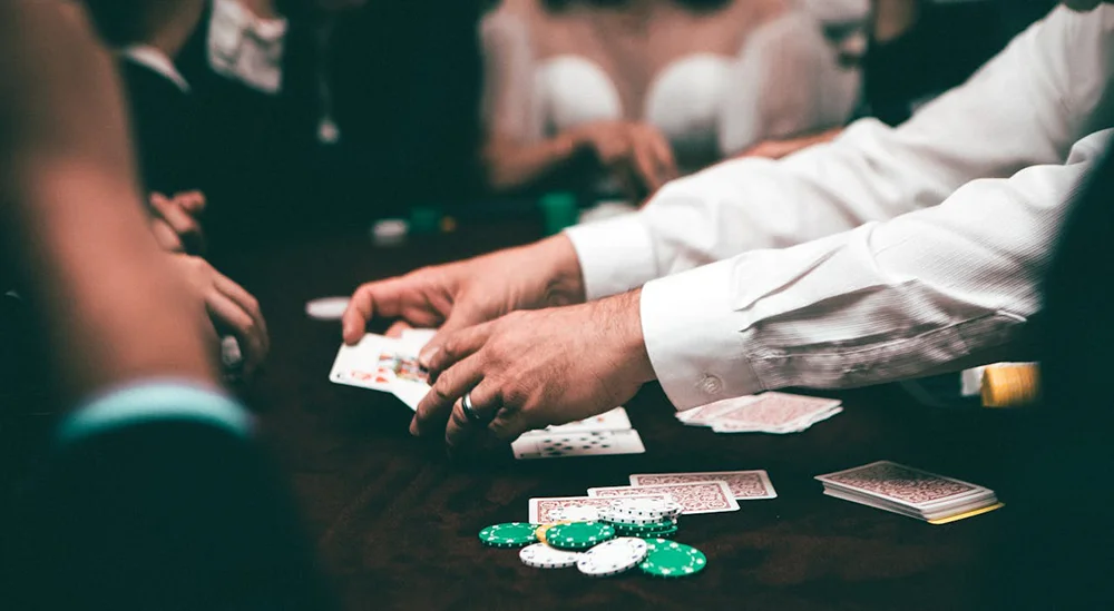 Le croupier distribue les cartes