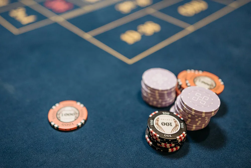 Jetons sur table de casino