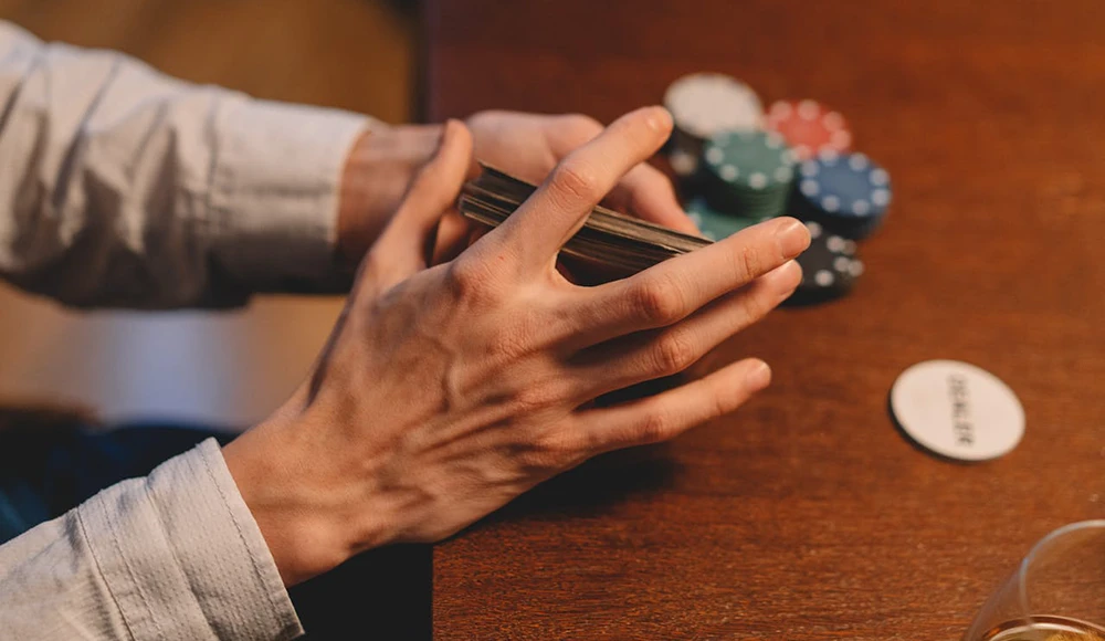 Le croupier distribue les cartes