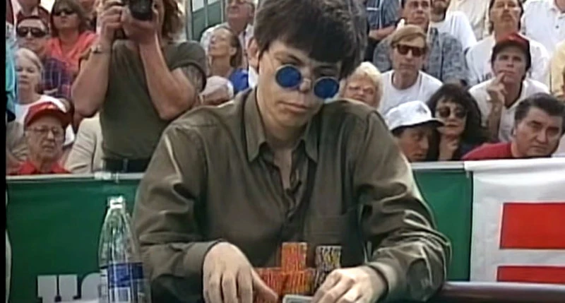 Stu Ungar à la table de poker lors d'un tournoi