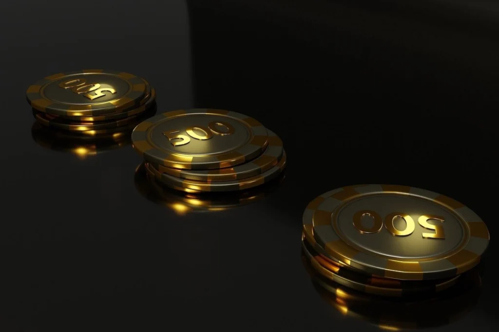 jetons et pièces en or symbolisant les gains au poker et les gros pots