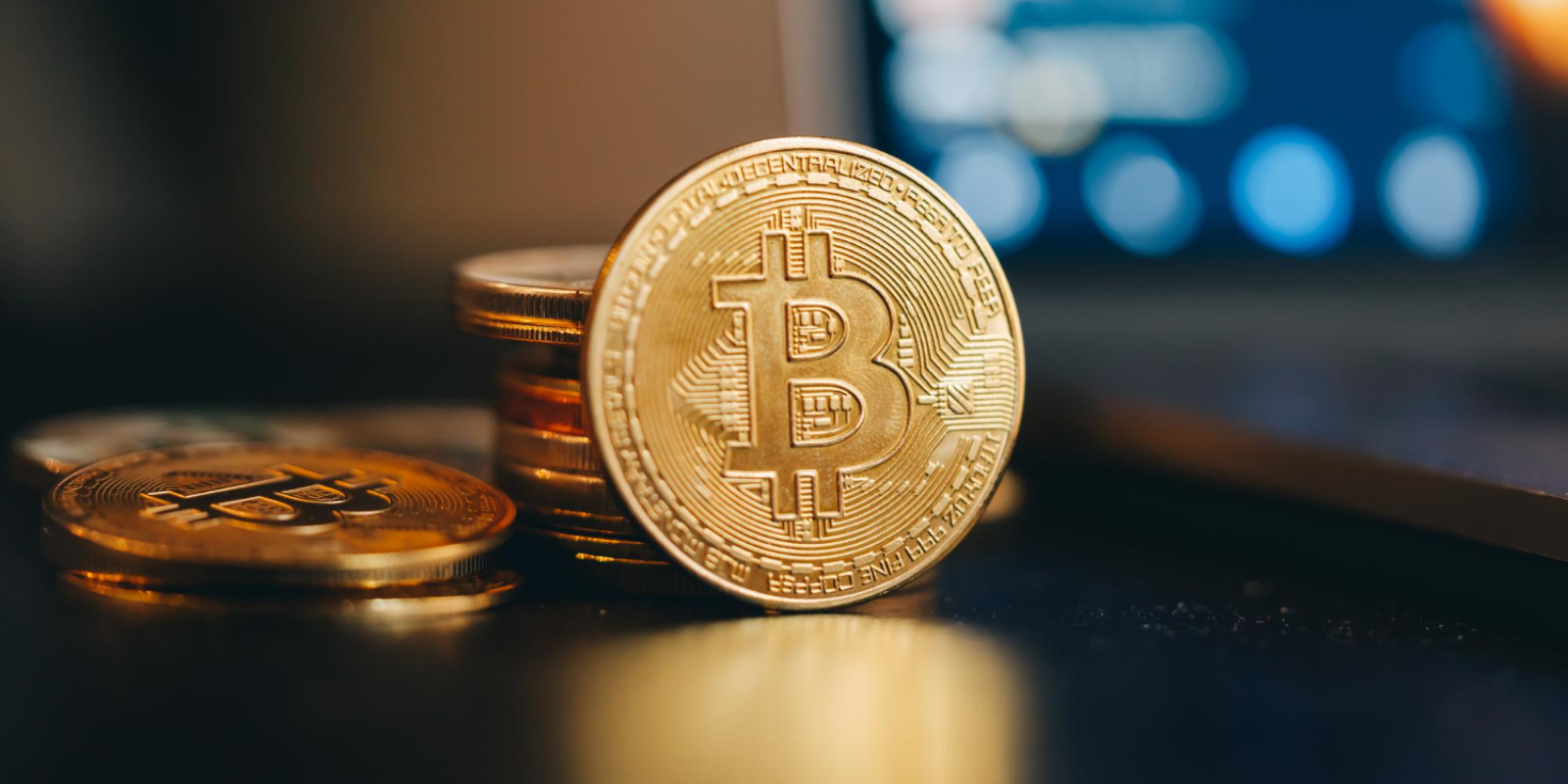 Pièces de bitcoin empilées représentant l’utilisation des crypto-monnaies pour les paiements en ligne