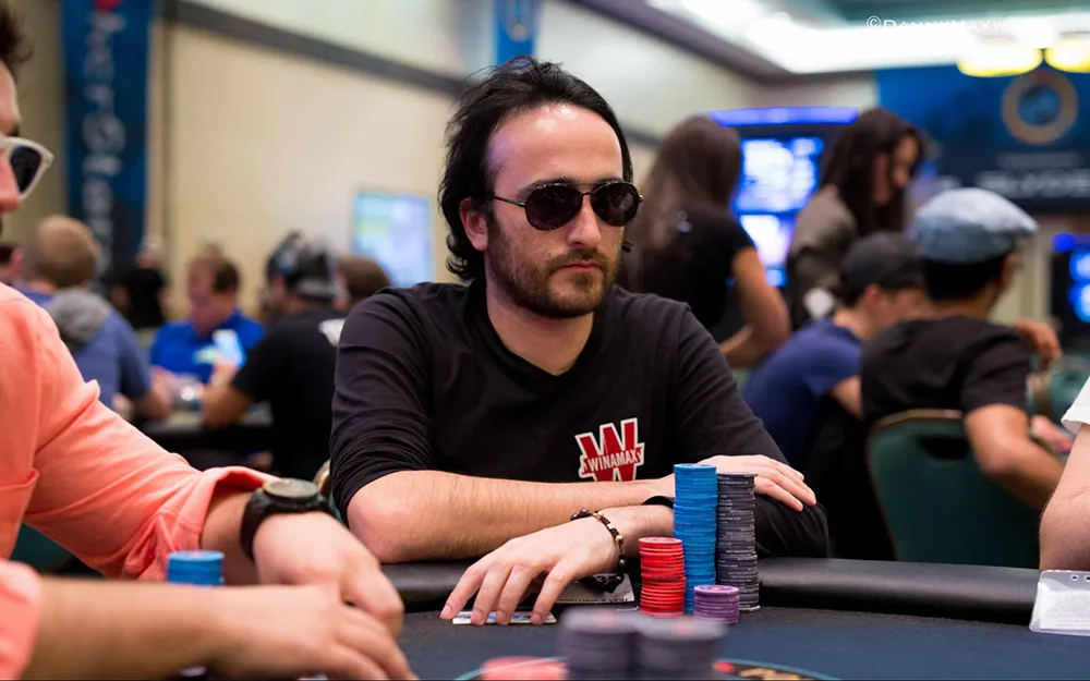 Davidi Kitai accumule un bankroll au poker
