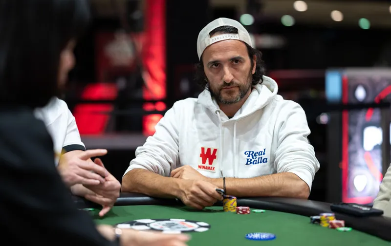 Davidi Kitai lors d'un tournoi autour d'une table de poker