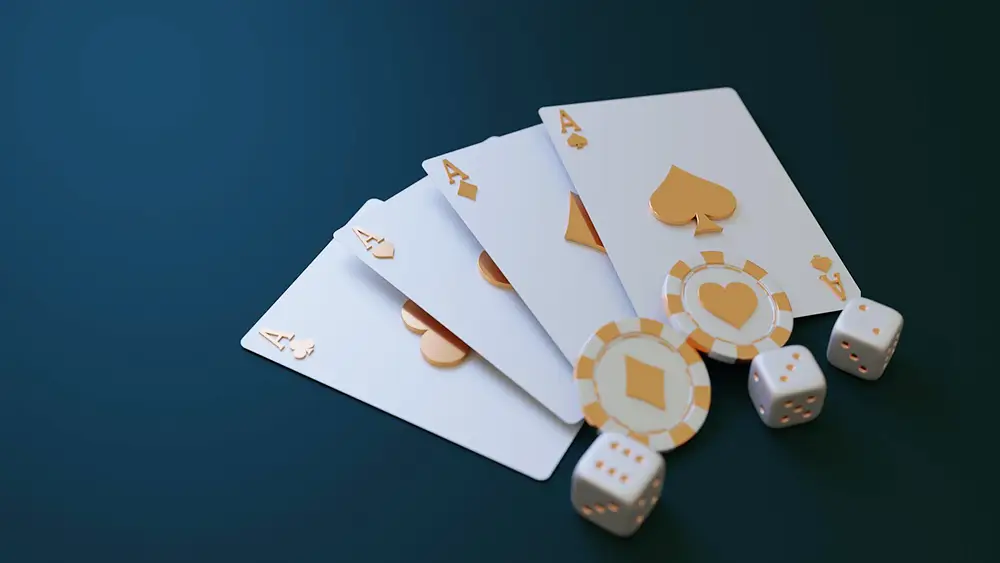 Main de poker avec quatre as, jetons de casino et dés sur fond sombre