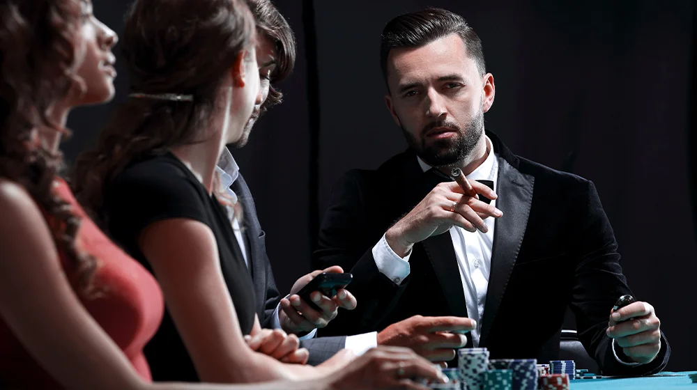 Un joueur de poker agressif social