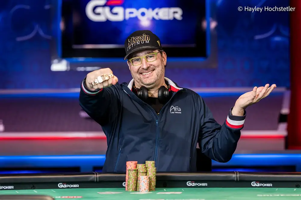 Phil Hellmuth avec son bracelet WSOP