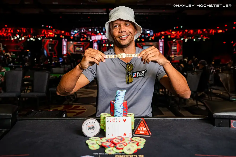 Phil Ivey avec son bracelet WSOP