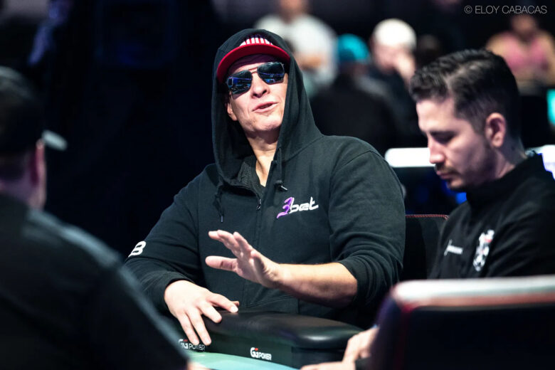 Greg "FBT" Mueller, 55 ans, triple champion WSOP, a gagné $3,5M en tournois live. Ancien hockeyeur, il joue depuis l'époque Full Tilt.