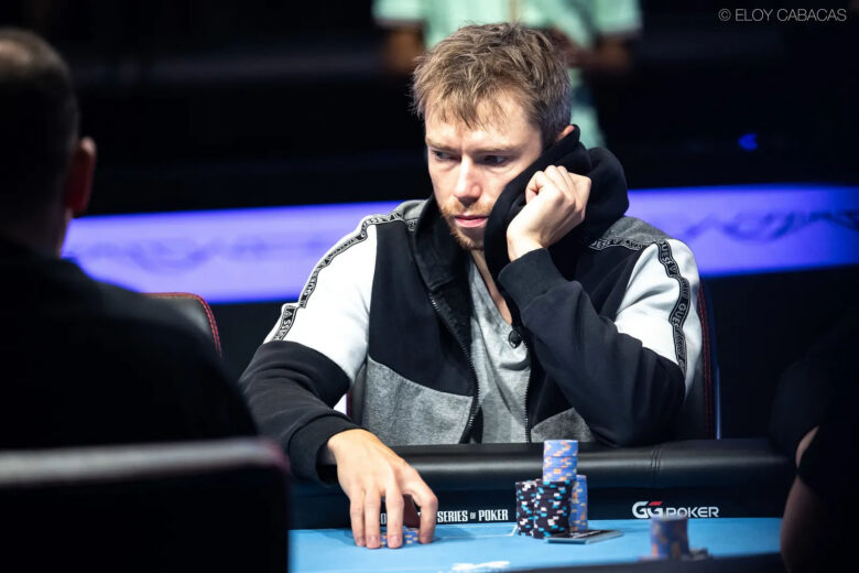 Mario Boos, joueur habitué des buy-ins sous $500, participe à son premier WSOP Main Event. Outsider, il a doublé avec dix face à A-K, payant risqué mais payant.