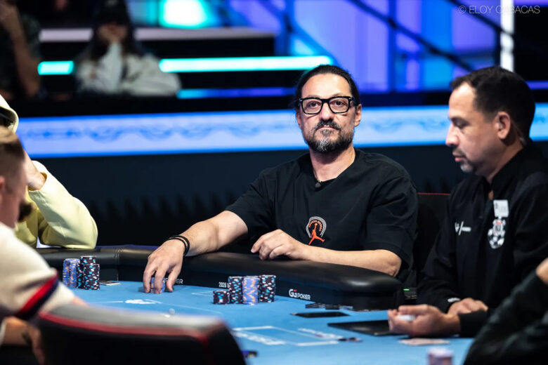 vagoras Evagorou, joueur récréatif depuis 2009, dispute son premier Main Event WSOP. Avec 15 BB, il débutera la finale en tant qu'outsider, mais son gain minimum est déjà assuré : $1,000,000.