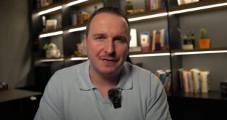 Il y a un an, bencb789 s’imposait dans le WSOP Online Main Event pour 3,9 millions de dollars. La nuit dernière, le champion du monde en titre a en partie récidivé en remportant le $1,500 Millionaire Maker, qui a réuni 5 518 entrées. Benjamin Rolle empoche 1 366 929 $, auxquels s’ajoute un WSOP Super Pass de 30 000 $. Retour sur les moments clés de la table finale.