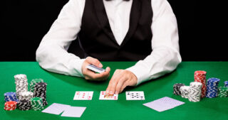 Le croupier distribue les cartes de poker