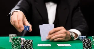 Un joueur de poker professionnel augmente la mise