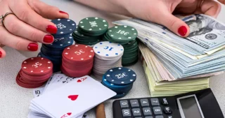 Jetons de poker, calculatrice et argent