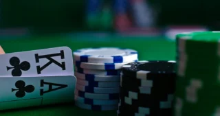 Deux cartes : l'as et le roi de trèfle