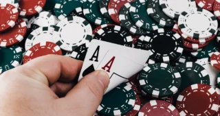 Le joueur vérifie ses cartes